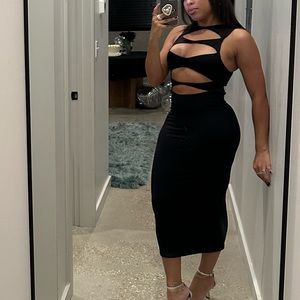 MESHKI Black cut out maxi dress is super flattering🖤